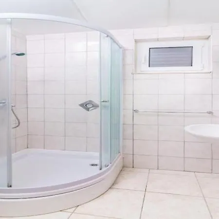 - Comfort Two-bedroom D8 *